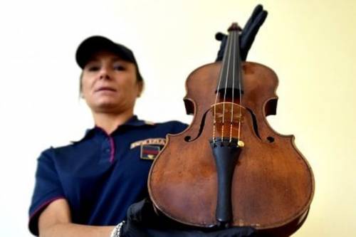 Cercano droga a casa di un trafficante. Trovano un violino che vale un milione Cercano droga a casa di un trafficante. Trovano un violino che vale un milione