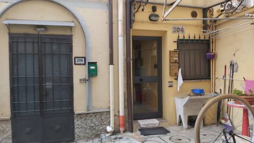 Uccide un amico a coltellate e ferisce la compagna Uccide un amico a coltellate e ferisce la compagna