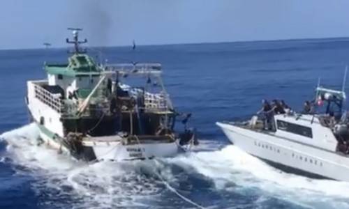 "Alt", poi la sparatoria in mare: alta tensione tra Gdf e tunisini "Alt", poi la sparatoria in mare: alta tensione tra Gdf e tunisini
