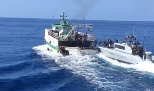 Lampedusa, battaglia navale e spari: peschereccio tunisino sperona la Gdf Lampedusa, battaglia navale e spari: peschereccio tunisino sperona la Gdf