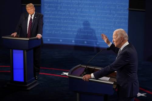 Fra Trump e Biden insulti e minacce: "Peggior dibattito della storia Usa". Ora nuove regole per le sfide in tv Fra Trump e Biden insulti e minacce: "Peggior dibattito della storia Usa". Ora nuove regole per le sfide in tv