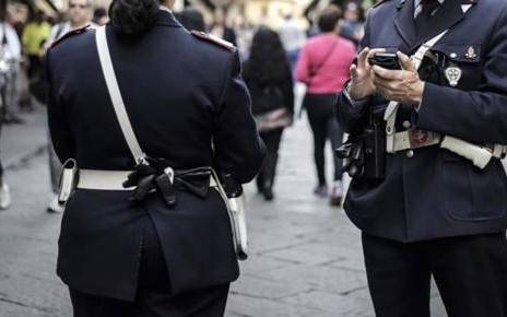 Vigili urbani fanno sesso in auto e lasciano la radio accesa: e se fosse un ricatto? Vigili urbani fanno sesso in auto e lasciano la radio accesa: e se fosse un ricatto?