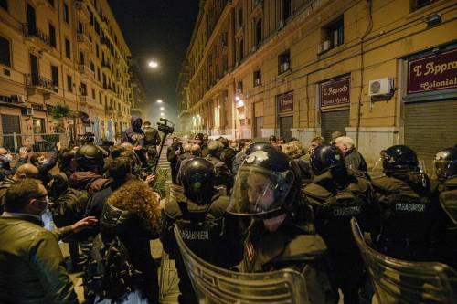 A Napoli una regia criminale". Due agenti feriti nella rivolta -  IlGiornale.it