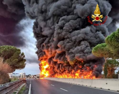 Paura sulla 90: dà in escandescenza sul bus e aggredisce agenti Paura sulla 90: dà in escandescenza sul bus e aggredisce agenti