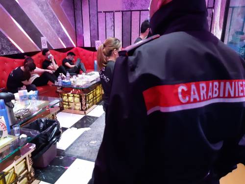 Nonostante il coprifuoco balli, cene e karaoke: sanzioni a clienti e gestore del locale Nonostante il coprifuoco balli, cene e karaoke: sanzioni a clienti e gestore del locale