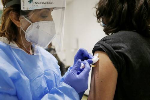 Coronavirus, il piano vaccini: frigoriferi requisiti e ogni fiala tracciata Coronavirus, il piano vaccini: frigoriferi requisiti e ogni fiala tracciata