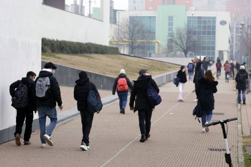 Gli studenti tornano a scuola. Nel caos Gli studenti tornano a scuola. Nel caos