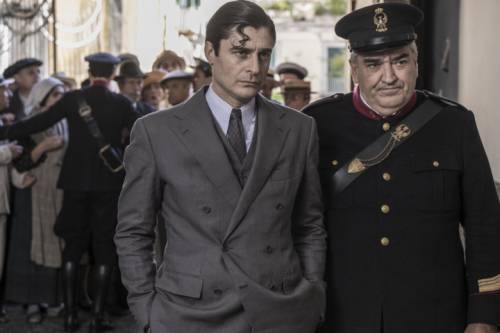 Lino Guanciale è Ricciardi, il barone che fa il commissario Lino Guanciale è Ricciardi, il barone che fa il commissario