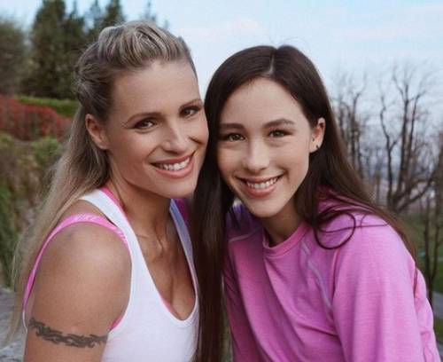 "Lei troppo severa, io ribelle", Aurora Ramazzotti e il rapporto turbolento con Michelle "Lei troppo severa, io ribelle", Aurora Ramazzotti e il rapporto turbolento con Michelle