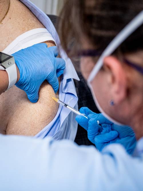 "Mancano 10mila vaccinatori". I medici di base danno forfait "Mancano 10mila vaccinatori". I medici di base danno forfait