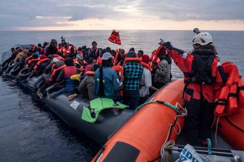 La Sea Watch non si ferma più e vuole mettere ancora in Italia La Sea Watch non si ferma più e vuole mettere ancora in Italia