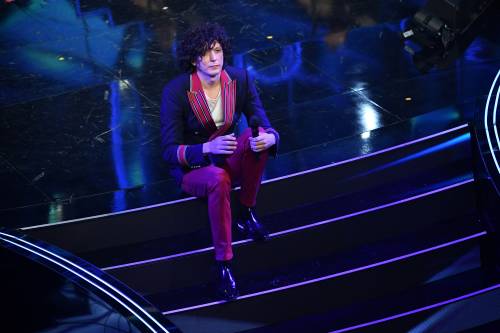 Ermal Meta polemico: "Anche stasera canto tardissimo" Ermal Meta polemico: "Anche stasera canto tardissimo"