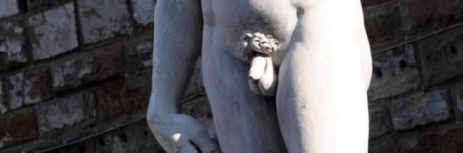 peni in mostra eccitare un uomo con unerezione debole
