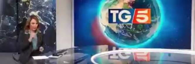 Panico Al Tg5 La Conduttrice Ha Un Attacco Di Tosse In Diretta Ilgiornale It