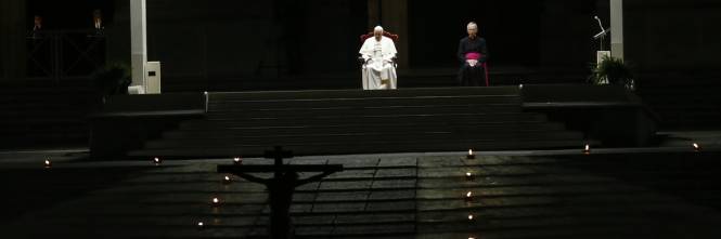 La Via Crucis Del Papa Signore Non Lasciarci Nell Ombra Della Morte Ilgiornale It