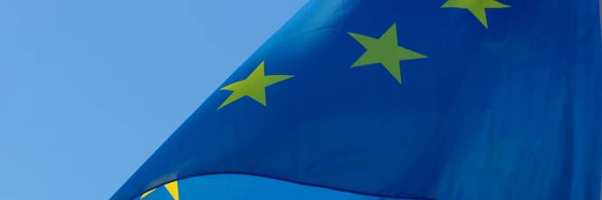 https://img.ilgcdn.com/sites/default/files/styles/large/public/foto/2020/04/13/1586768170-bandiera-unione-europea.jpg