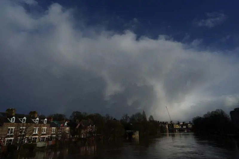 Allerta rossa per Dennis, la tempesta arrivata in UK: "Si rischia la vita"