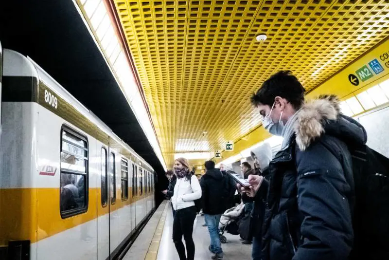 Sulla metro tra starnuti e sospetti
