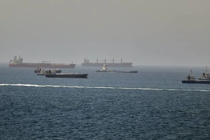 "Iniziati i negoziati". Il petrolio scorre, sfida fondi e Hormuz. Passa la nave italiana