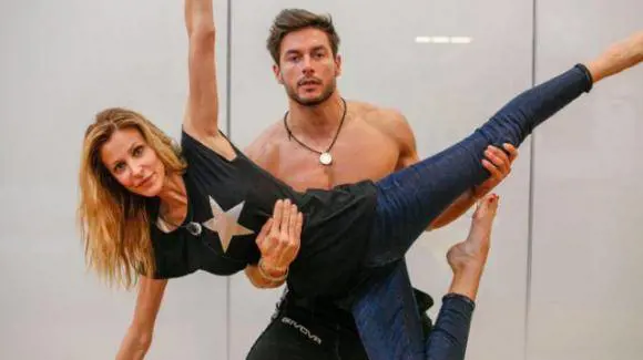 Gf Vip, tra Andrea Denver e Adriana Volpe intesa bollente. Lui: "La mia donna ideale. Fisico pazzesco..."