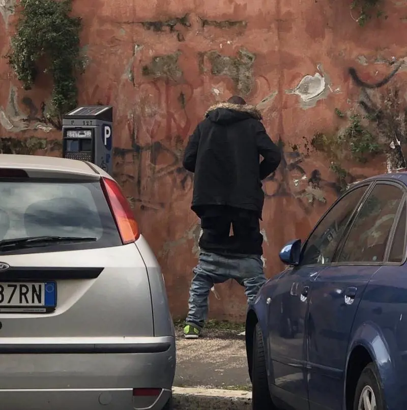 Migrante urina in strada e minaccia una coppia, il caso alla Stazione Tiburtina