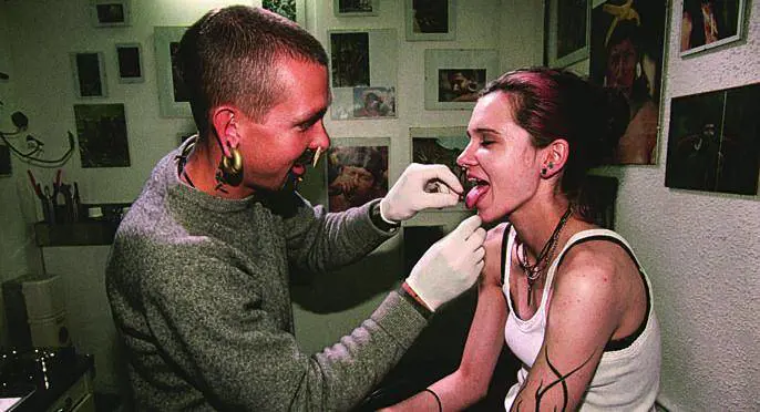 Il primo derby è delle bandiere