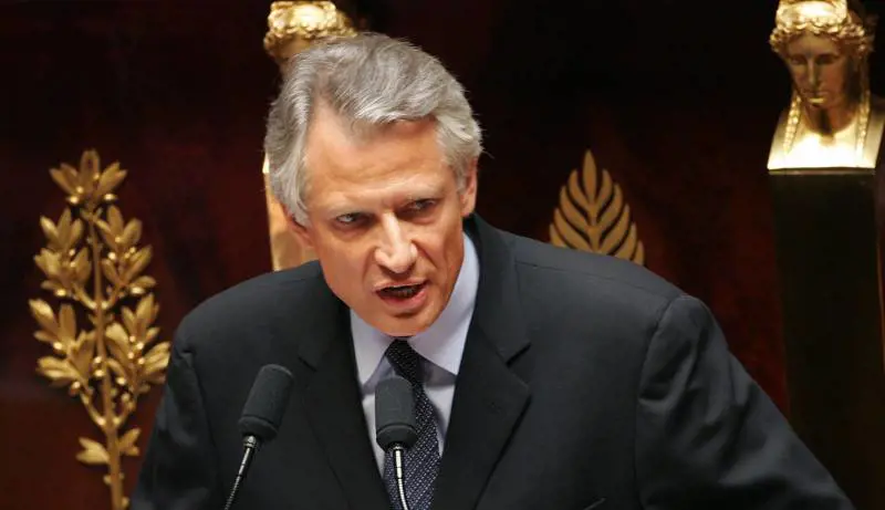 Rapinato  con la pinza  che gli tira l’orecchio