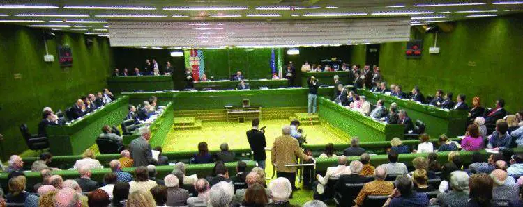 Occupate le poltrone si azzuffano per le stanze