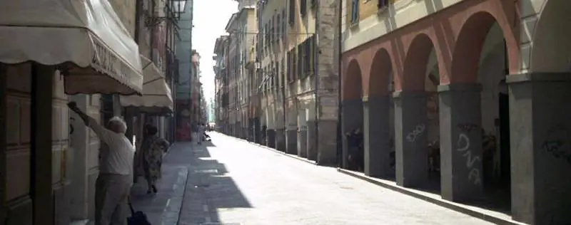 Baraonda sotto i portici di Chiavari
