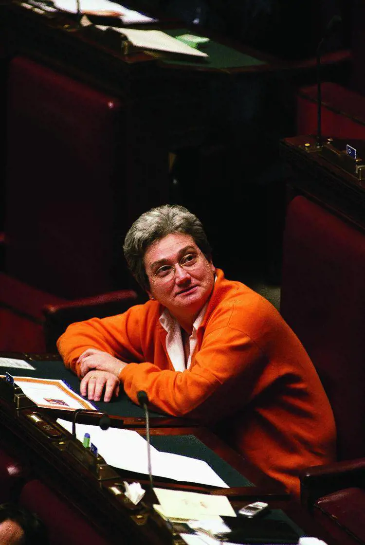 Armati di pistola  rapinano un «Pim»