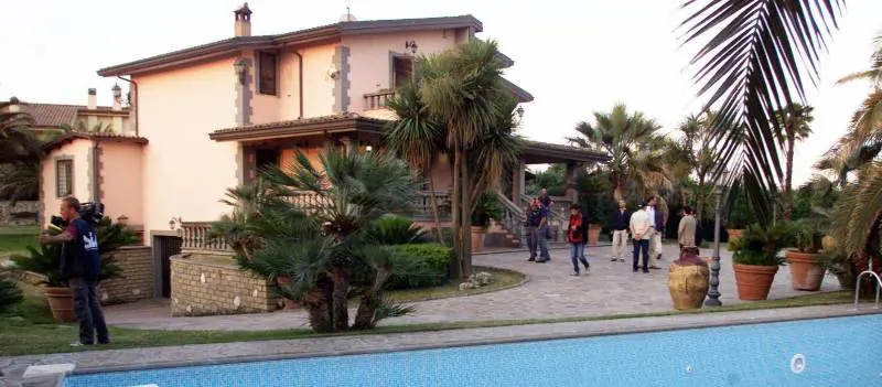 «Rubavano» case di lusso per affittarle