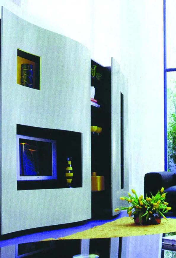 «Operazione 200 metri»: i vigili sgomberano gli ambulanti dalle stazioni