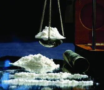 Nascondevano droga dentro le bomboniere