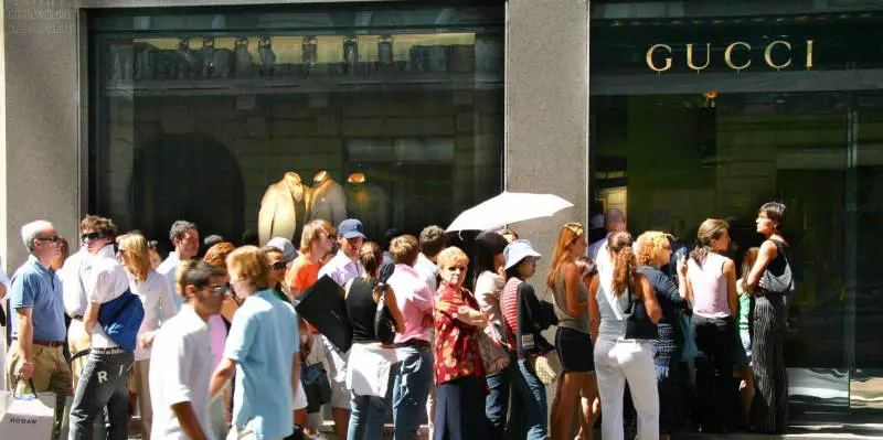 Saldi al via, tutti in centro a caccia della griffe