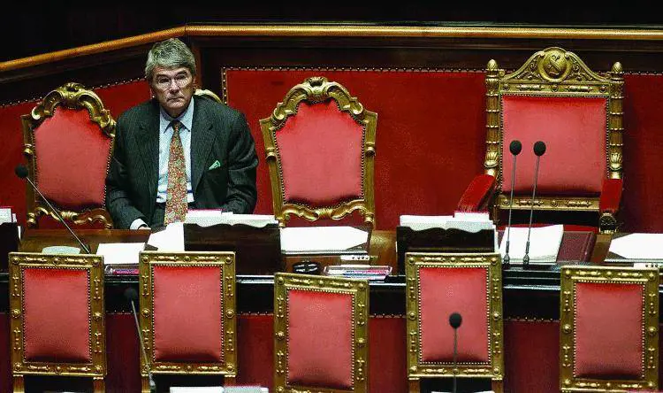 Municipalizzate troppo costose il sindaco dimezza gli stipendi