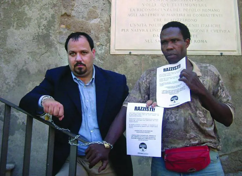 Nigeriano si incatena: «Roma città razzista»