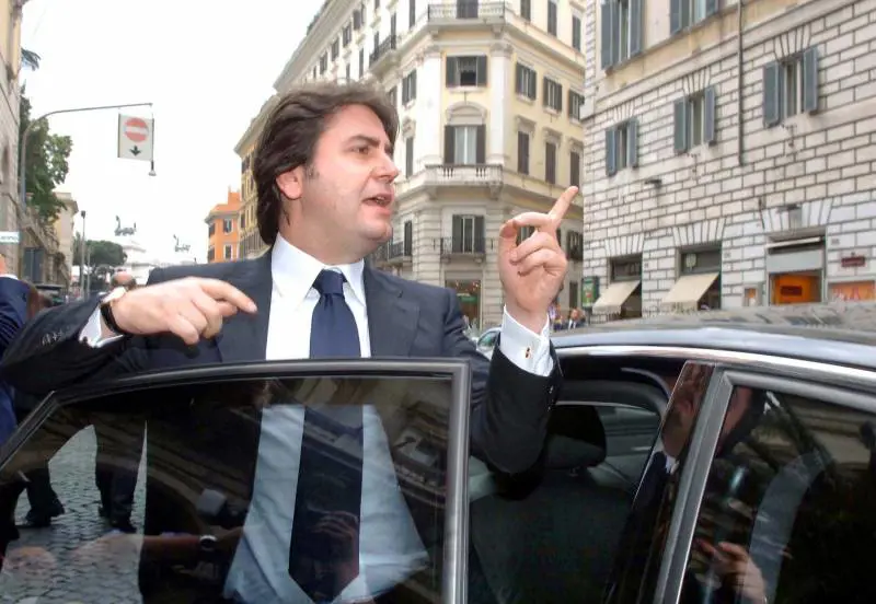 Lascia la tonaca come il fratello e fugge con una donna sposata