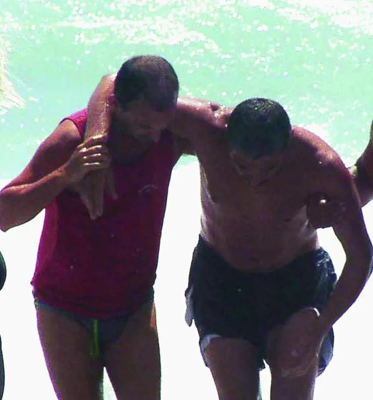 Lite in spiaggia con gas spray, turisti intossicati