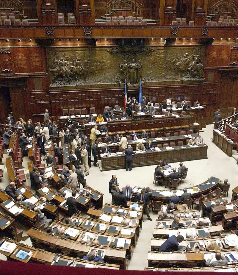 Acrobax: è scontro politico