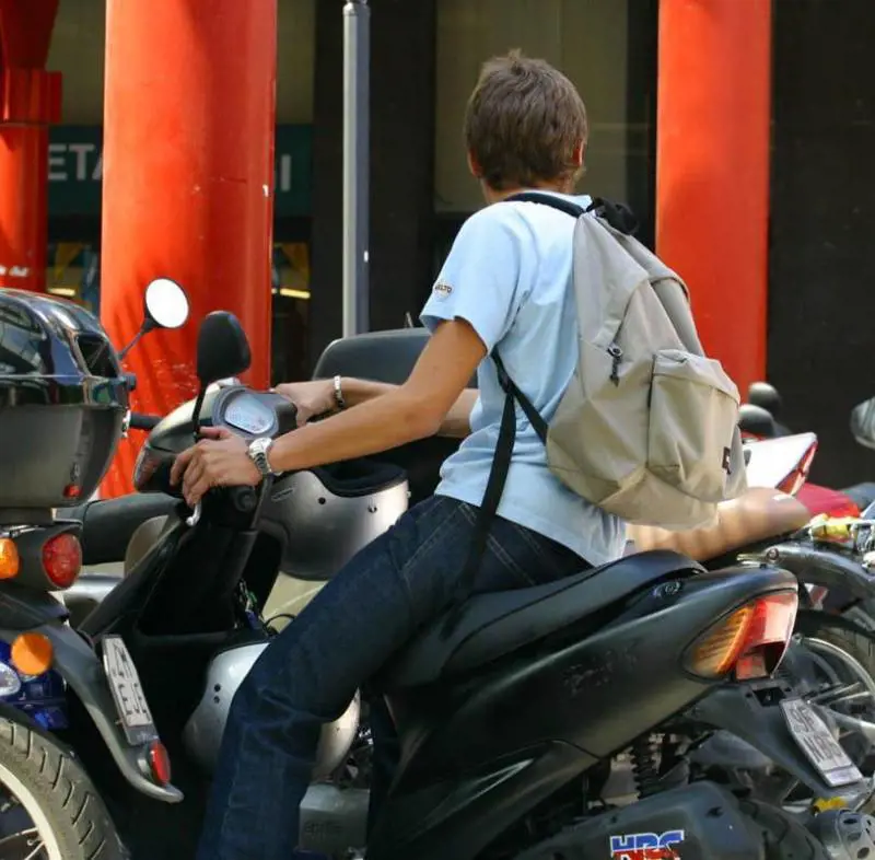 Chi viaggia senza casco dice addio allo scooter