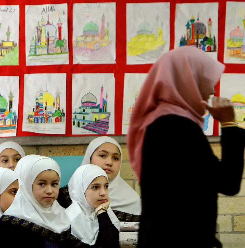 Scontro sulla scuola per i bimbi islamici