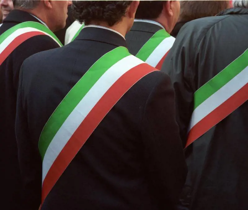 Il Comune si divide e moltiplica gli stipendi