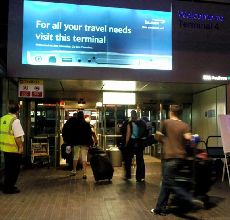 Parigi, scatta il coprifuoco per sedare la rivolta 