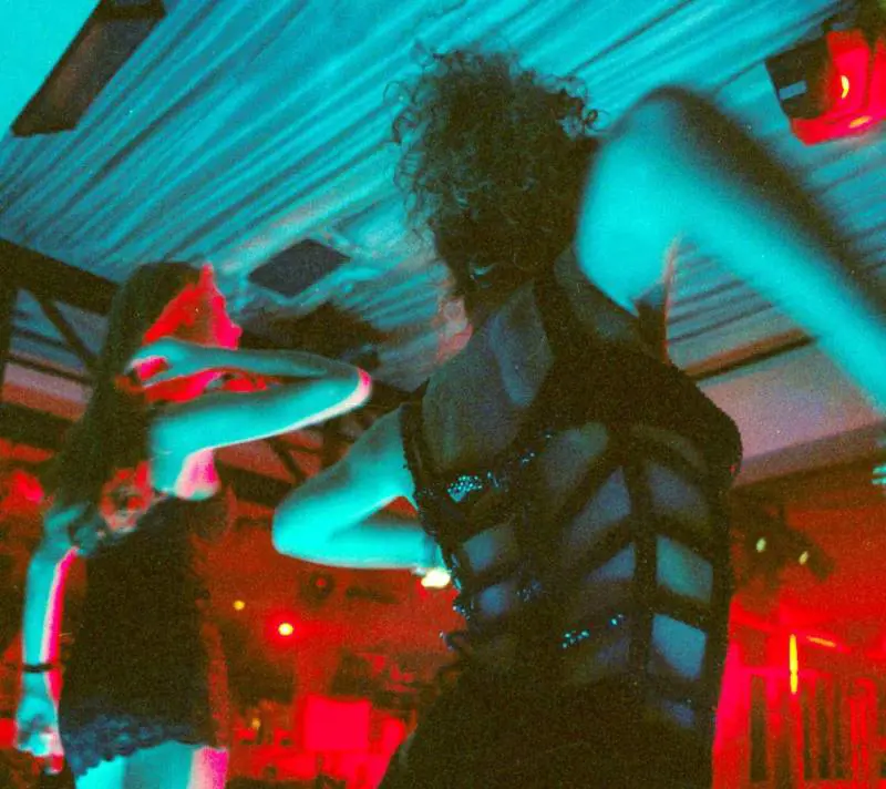 Il doppio lavoro di una ballerina da night 