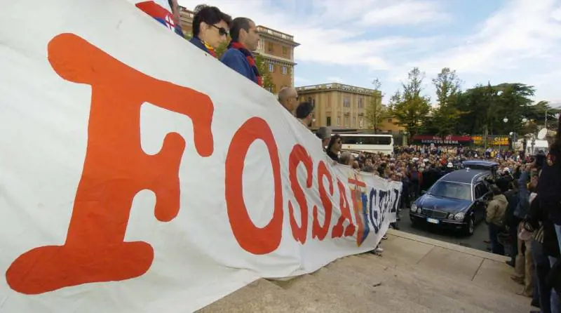 I tifosi pagano anche il funerale per far sentire il Prof allo stadio