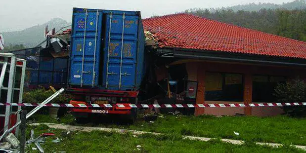 Tir non frena e finisce nella sala dellautogrill