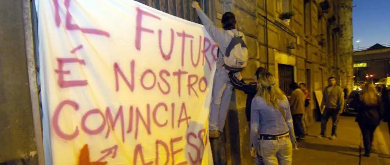 Gli studenti «okkupano» le aule sbagliate e puliscono