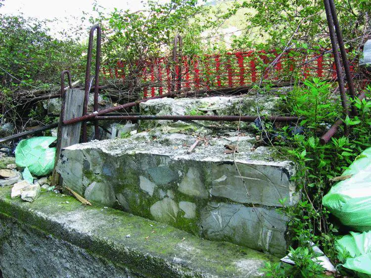 Gli antichi moli del porto  abbandonati in discarica