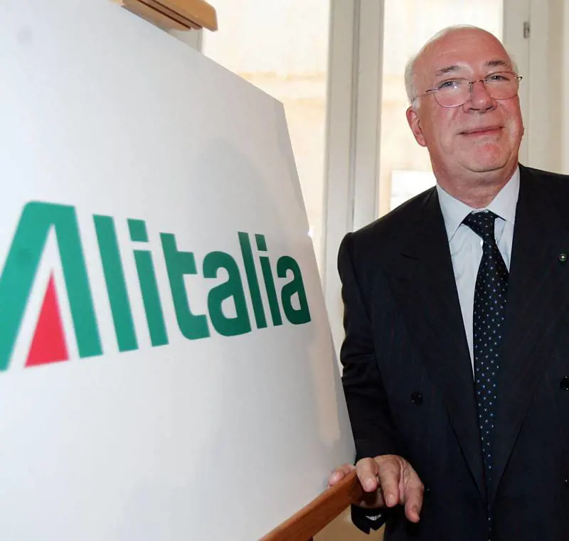 In fila per entrare alla Casa di riposo