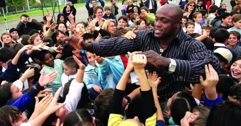 Per unora appeso alla gru: salvo